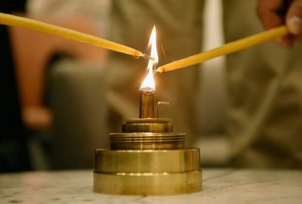 В Москву доставили частицу пасхального Благодатного огня