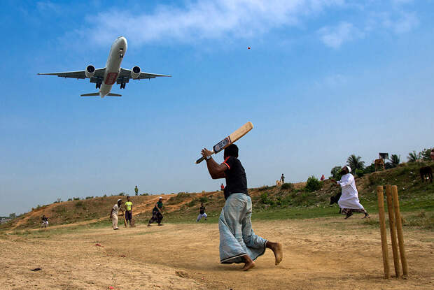 Крикет на взлетной полосе. Дакка, Бангладеш, 2013 (Фото: Md. Khalid Rayhan Shawon) конкурс Siena International Photo Award (SIPA), факты, фото