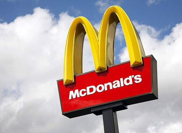 Макдоналдс назван в честь братьев Макдоналд - владельцев ресторана бургеров в Калифорнии