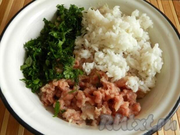 Добавить отваренный рис, мелко нарезанную зелень, соль, перец по вкусу.