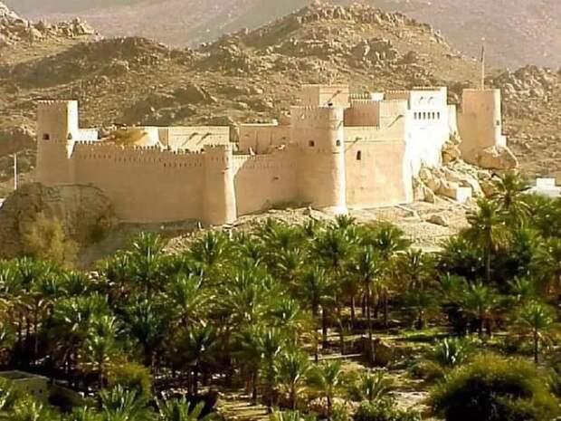11. Форт Нахль находится в Омане среди роскошной зелени финиковых пальм. 