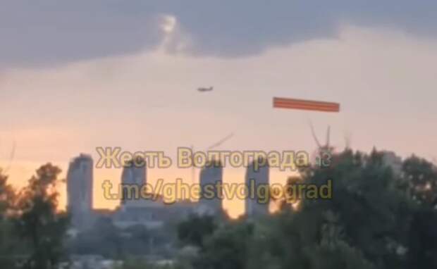 Волгоградцы обсуждают пролетевший в небе над городом самолет с георгиевской лентой