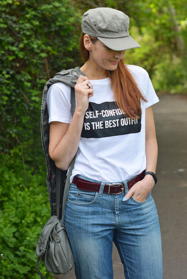 Casual style | Army style camo jacket, boyfriend jeans, slogan tee