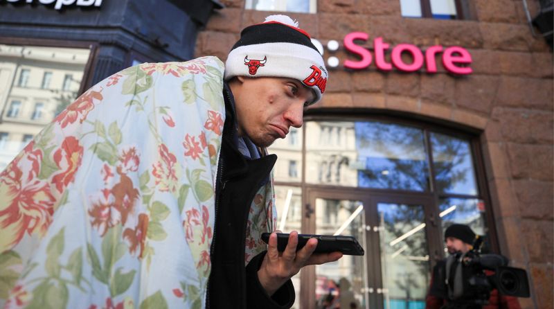 Чудики мерзнут, но несут дежурство на Тверской в очереди за iPhone Чудики мерзнут, но несут дежурство на Тверской в очереди за iPhone