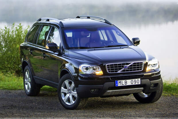 Volvo XC90. К 2009 году Volvo со своим самым успешным паркетником подошла в оптимальной технической форме, позволив сконцентрироваться на ряде несущественных внешних доработок. Поэтому, выбирая среди самых безопасных б/у автомобилей 2009-2012 годов выпуска, стоит особое внимание обратить на XC90, который к тому же и выглядит почти совершенно.