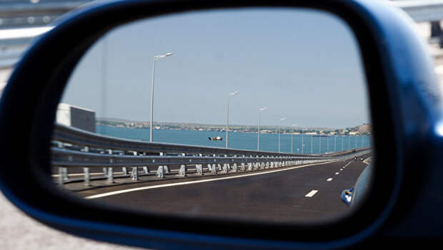 Крымский мост в отражение в зеркале автомобиля. Архивное фото