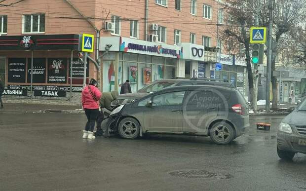 На Театральной площади в Рязани столкнулись два автомобиля