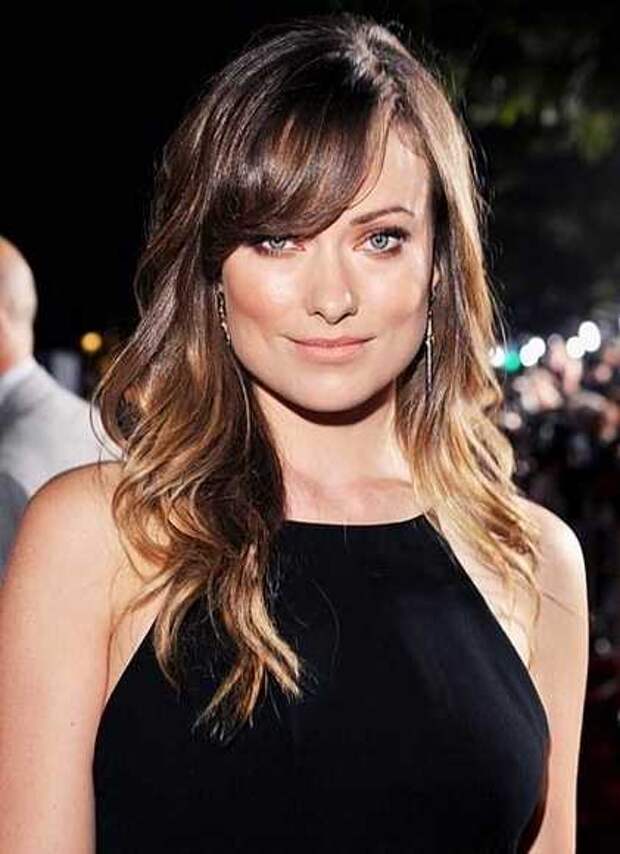 Long wavy hairstyle with side-swept bangs is just right for square faces