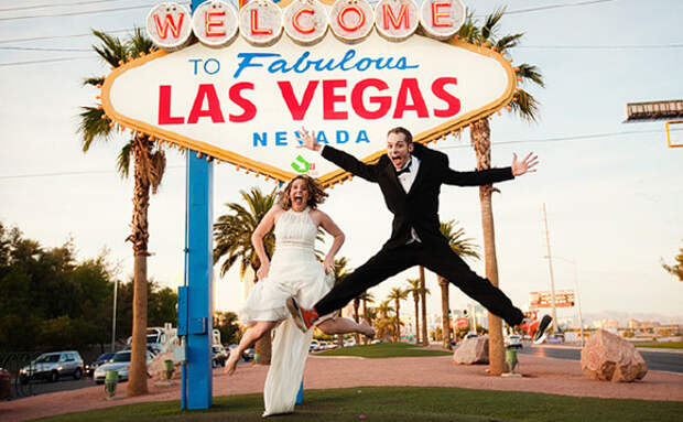 Жених и невеста в стиле Лас Вегас