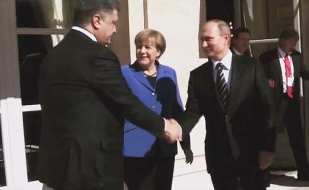 Олланд показал на видео, как Путин здоровается с Порошенко