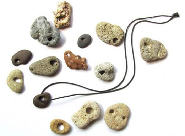 Существует множество легенд о появлении камней с дырочками. /Фото: jgems.ru