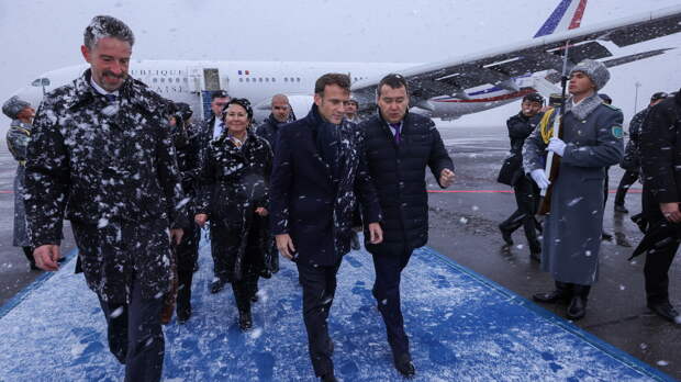 Президент Франции Эмманюэль Макрон прибыл в Астану. Фото © Пресс-служба Правительства Республики Казахстан