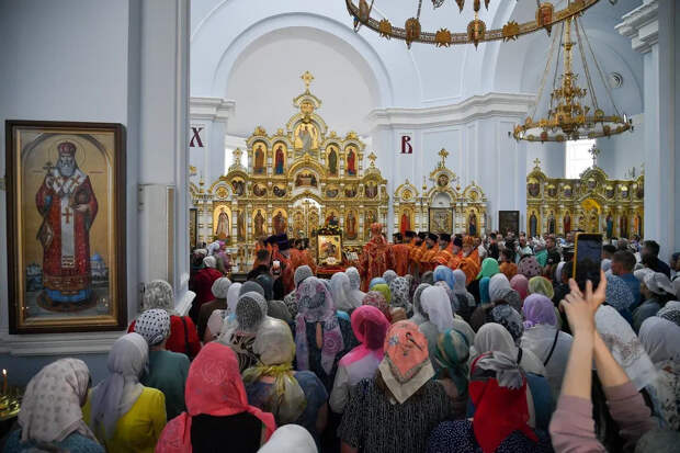 Журнал "Фома": священник объяснил, можно ли скрывать веру от близких