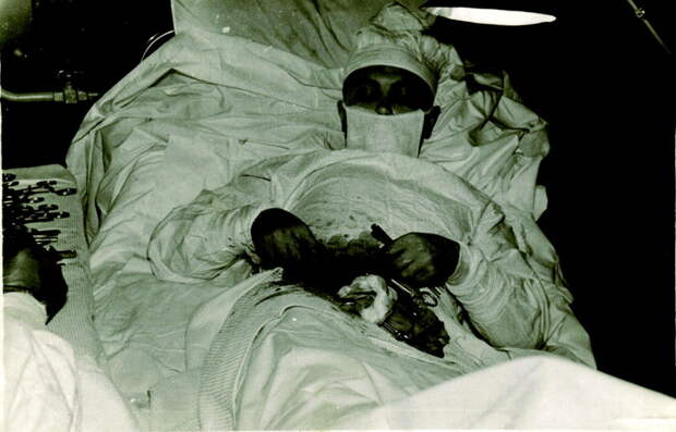 27. Леонид Рогозов, врач-хирург, в 1961 году во время Советской антарктической экспедиции выполнил себе операцию аппендэктомии. медицина, прошлое