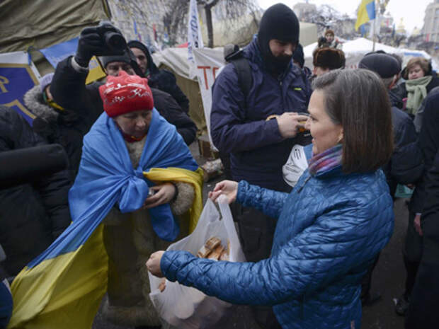 Помощник госсекретаря США Виктория Нуланд раздает пряники на киевском майдане