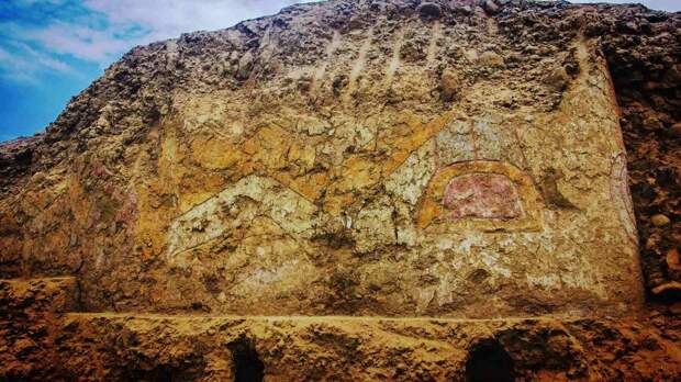 В Перу обнаружена фреска с изображением древнего божества: фото