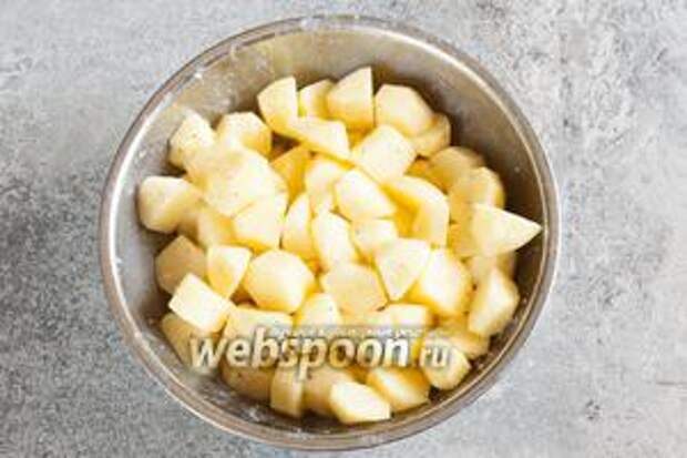 Плюхаем в картошку 2 столовых ложки животного жира, солим и перчим, и как следует перемешиваем картошечку руками, так, чтобы её равномерно покрыли жир, соль и перец.