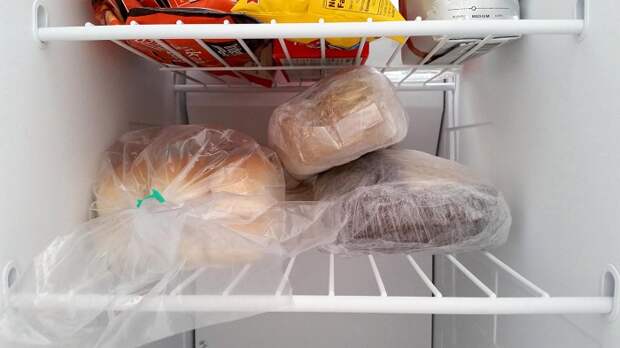 Хлеб и хлебобулочные изделия в холодильнике быстро сохнут. / Фото: novyefoto.ru