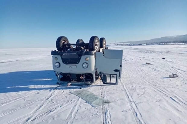 На льду Байкала перевернулся внедорожник с туристами и погиб человек