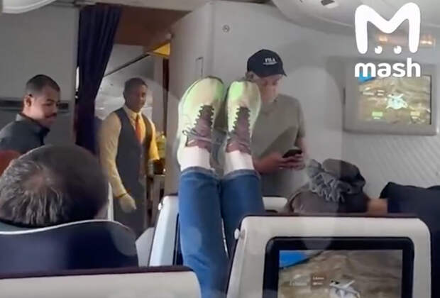 Месть пассажирки за откинутое кресло попутчицы в самолете попала на видео