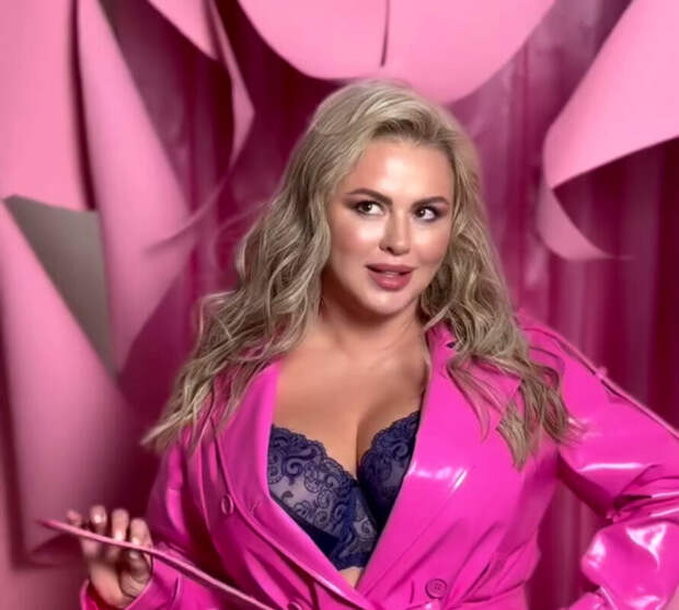 Певица Семенович заявила, что после ухода со сцены будет консультировать людей