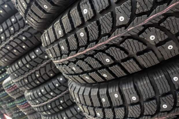 Автоэксперт Кадаков призвал срочно поменять летнюю резину на зимнюю