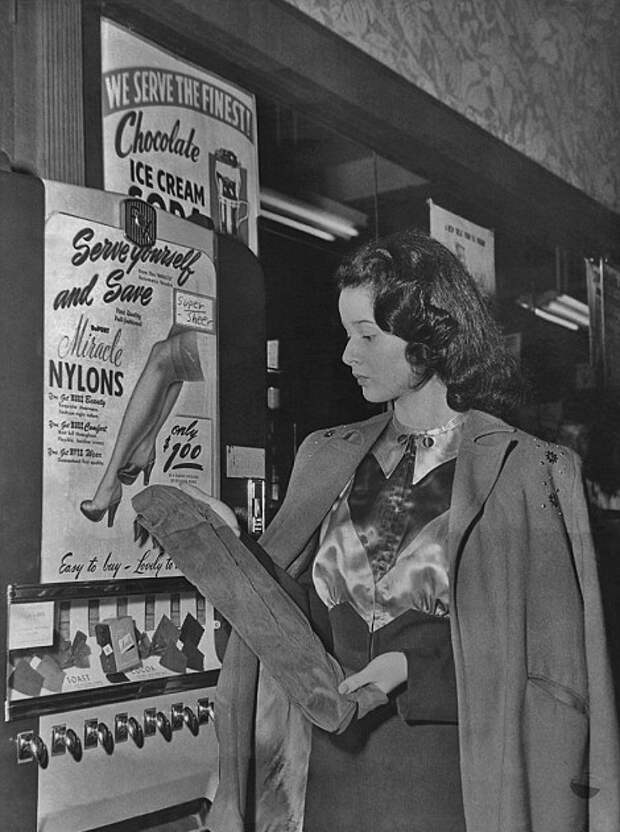 1950-е. Уже можно купить нейлоновые чулки.