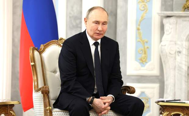 Стоящие рука об руку: Русский художник подарил королю Бахрейна картину с Путиным