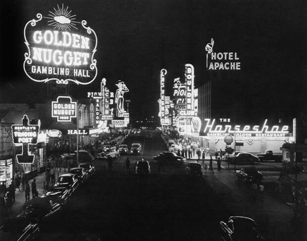 В 1931 году на территории штата Невада были официально разрешены все азартные игры, в то время как они оставались вне закона в большинстве других штатов. На фото: Лас-Вегас, 1953 год