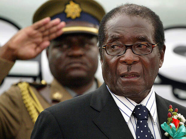 Президент Зимбабве Роберт Мугабе пожал руки генералам, которые пришли в его дворец и требуют его ухода