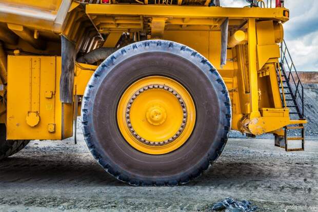 Возить-возить, не перевозить! Komatsu 730e - огромный. В первый момент, ты не веришь, что это автомобиль. Чувствуешь себя ребёнком рядом с этим исполином. Возить-возить, не перевозить! Komatsu 730e - огромный. В первый момент, ты не веришь, что это автомобиль. Чувствуешь себя ребёнком рядом с этим исполином. 730e, Komatsu, карьерный самосвал