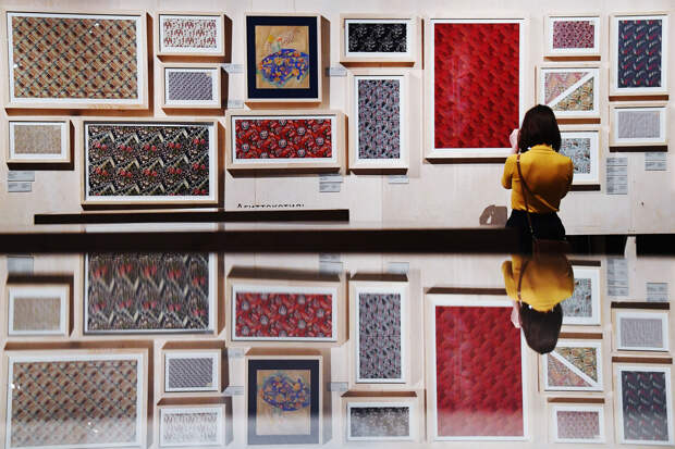 Экспозиция тканей на выставке «ВХУТЕМАС 100. Школа авангарда» в Музее Москвы