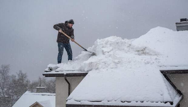 Как не погибнуть под 3,5 тоннами снега: советы по безопасной уборке с крыши