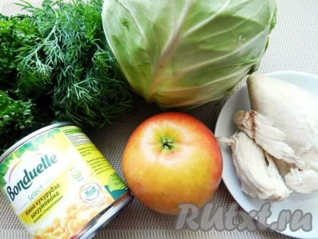 Ингредиенты для приготовления салата из капусты с курицей и кукурузой