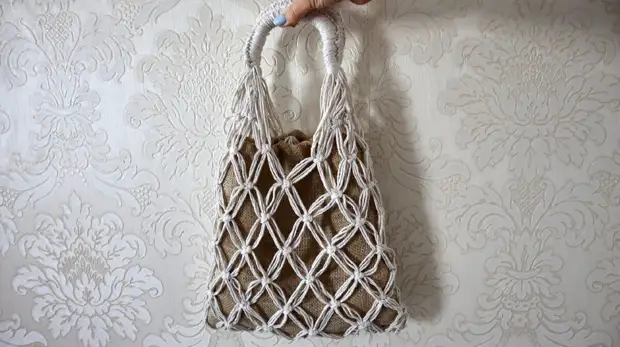 Раньше все советские дамы ходили с этими сумочками по хозяйственным нуждам. А теперь это стильный аксессуар для настоящих модниц