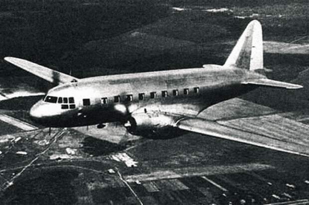 Такой же ИЛ-12 был сбит над Хуа-Гоу 27 июля 1953 года. В салоне были члены медкомиссии и молодые офицеры, а не высокопоставленные военначальники, за которыми охотились американцы. Фото: Авиационная энциклопедия / avivar.ru Такой же ИЛ-12 был сбит над Хуа-Гоу 27 июля 1953 года. В салоне были члены медкомиссии и молодые офицеры, а не высокопоставленные военначальники, за которыми охотились американцы. Фото: Авиационная энциклопедия / avivar.ru