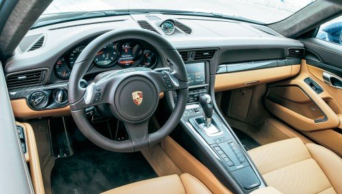 Интерьер Porsche подчеркнуто сдержан и позволяет сосредоточиться на главном – управлении автомобилем. Однако к удобству в повседневной эксплуатации есть вопросы: на консоли нет места для мобильного телефона, а держатели для стаканов спрятаны в недрах панели. Селектор роботизированной коробки Porsche с верхним расположением выжимного элемента не так удобен, как классический в Ягуаре, но работает PDK великолепно!