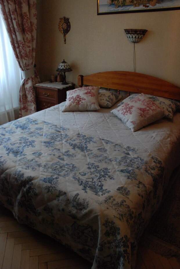 Интерьер спальни, декоративные подушки, покрывало на кровати туаль де жуи