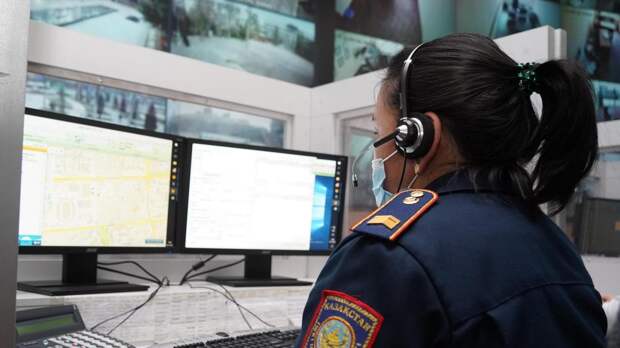 Полицейский разговаривает по телефону Полицейский разговаривает по телефону