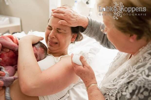 20 очень эмоциональных фотографий матерей, помогающих дочерям рожать