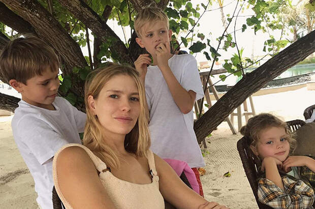 Елена Перминова с сыновьями Егором и Никитой и дочерью Ариной