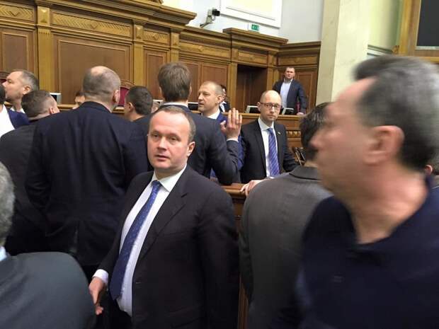 Во время выступления премьер-министра Украины Арсения Яценюка в Раде случилась массовая драка