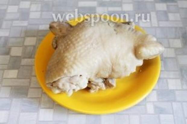 Вынуть из супа куриные бёдрышки.