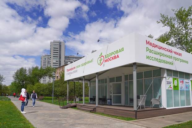 С 11 мая ежедневно с 08:00 до 20:00 часов работают павильоны «Здоровая Москва», в которых москвичи могут бесплатно за час пройти полное обследование. За это время своё здоровье здесь проверили более 300 тысяч человек. 230 тысяч из них получили направления на дообследование по результатам первичного скрининга — в поликлиниках и в Московском научно-практическом центре дерматовенерологии и косметологии. Также здесь могут пройти углублённую диспансеризацию граждане, перенёсшие коронавирусную инфекцию. В неё входит спирометрия, биохимический анализ крови по семи показателям, определение уровня креатинина с целью выявления заболеваний почек, определение концентрации D-димера в крови для выявления риска тромбозов (этот анализ выполняется по показаниям). Дополнительные обследования после COVID-19 рекомендуют даже при отсутствии жалоб. В этом сезоне их прошли около 110 тысяч человек.