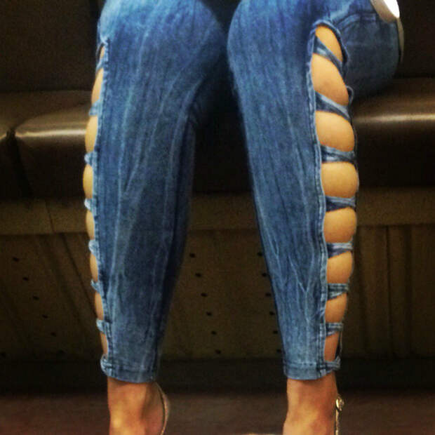 Узкие джинсы с разрезами для уверенных в себе девушек.