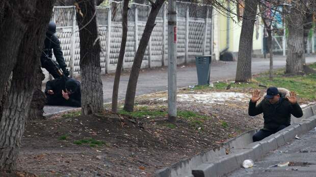 Полицейский задерживает мужчину на улице Байтурсынова в Алма-Ате Полицейский задерживает мужчину на улице Байтурсынова в Алма-Ате - РИА Новости, 1920, 09.01.2022