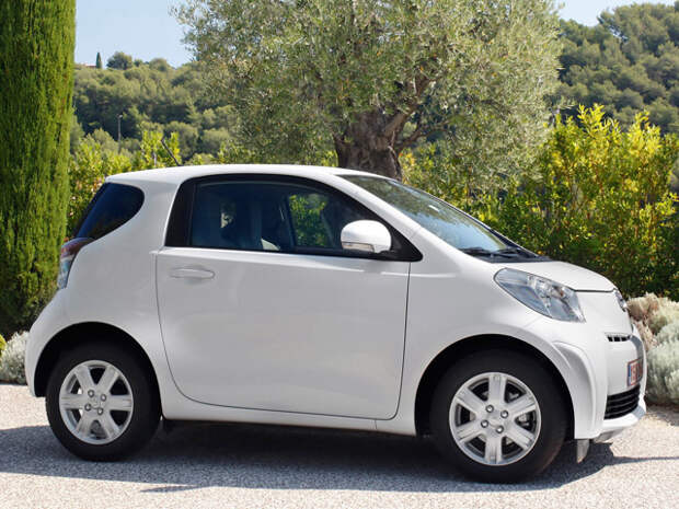 Автомобиль Toyota iQ