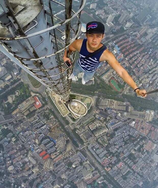 китаец на крыше небоскреба