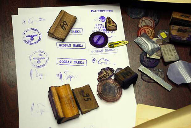 Образцы оттисков печатей, штампов и факсимиле, использовавшихся при изготовлениии подложных документов