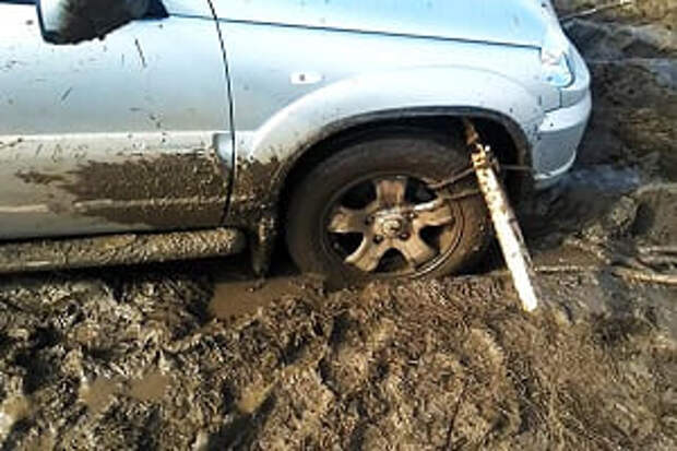 Автомобиль застрял в грязи
